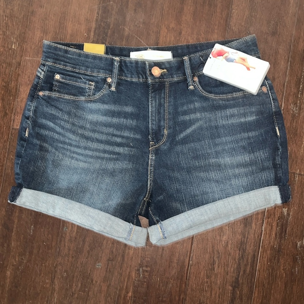 New with Tags Levi signature Mid Rise Jean Shorts size 12